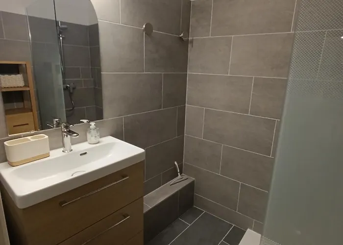 Appartement As23037 -p2 Avec Parking Prive A 2 Pas De La *